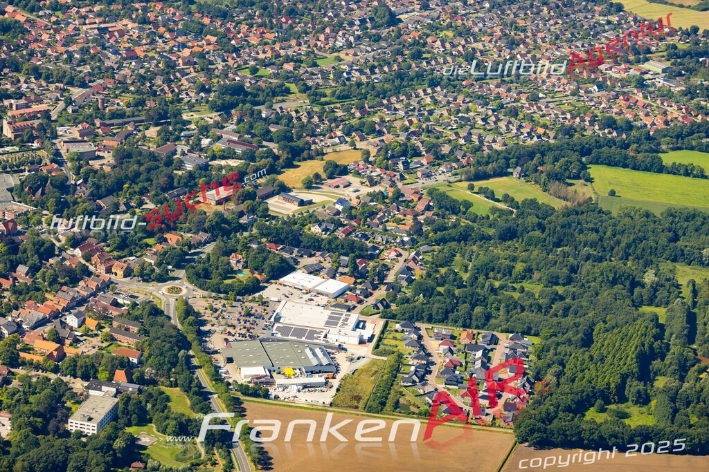 Aktuelles Luftbild von  Weener - Die Luftaufnahme wurde 2022 mittels UL-Flugzeug erstellt ( keine Drohne ) - hochauflösende Kamera-Systeme von  Canon -Beste Qualität - Für grossformatige Ausdrucke geeignet. Die Geschenkidee !