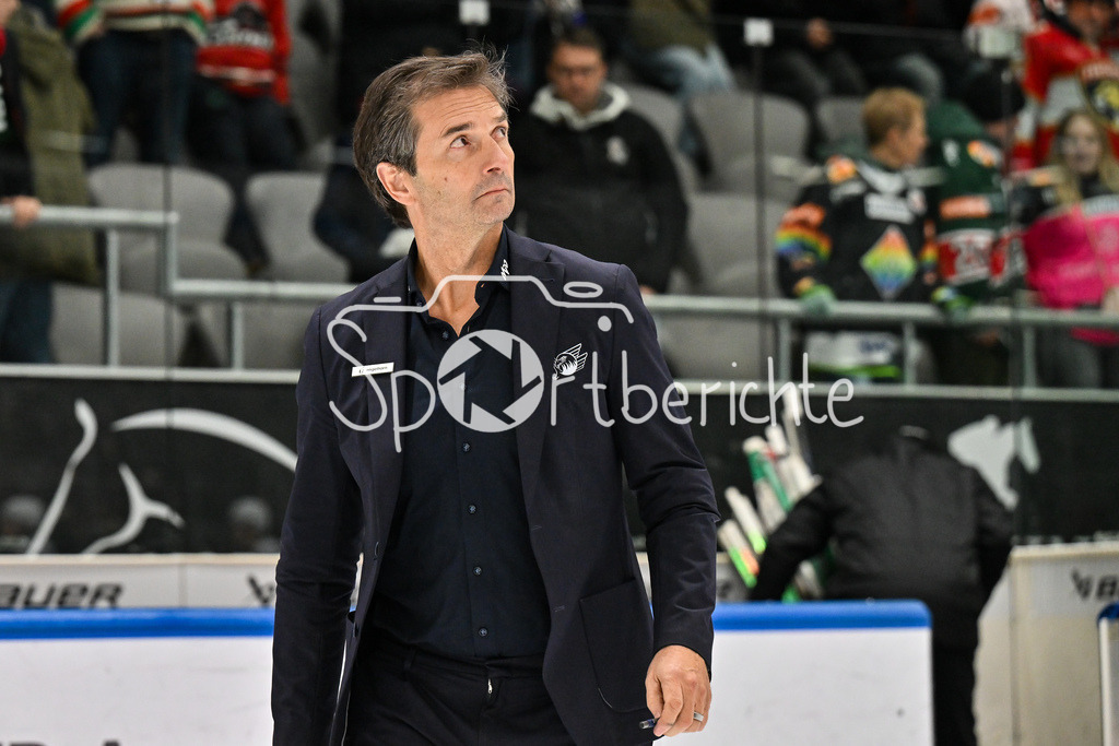 Augsburger Panther - Adler Mannheim | AUGSBURG, GERMANY - 28. DECEMBER: im Bild Dallas EAKINS Trainer Adler Mannheim / Einzelfoto / Freisteller nach dem Match zwischen den Augsburger Panthern und den Adler Mannehim am 33. Spieltag der Penny DEL im Curt Frenzel Stadion