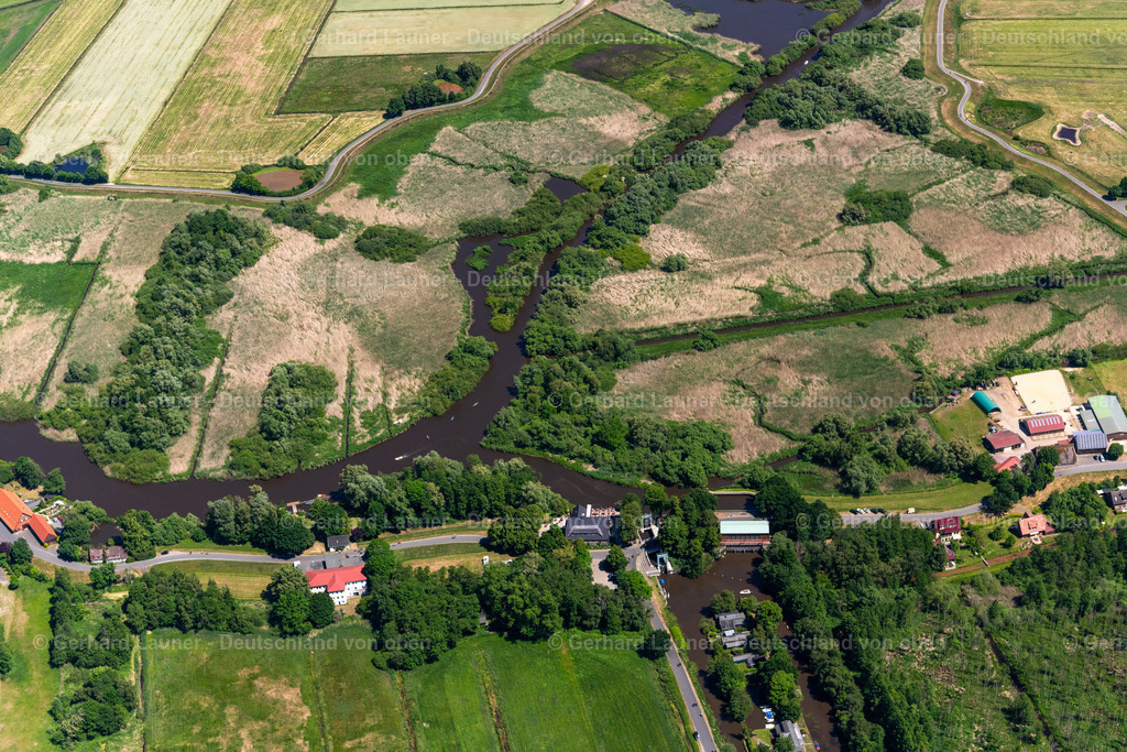 4028893 | BREMEN 01.06.2020 Schleusenanlagen der Schleuse Kuhsiehl am Abzweig der Wümme - Kuhgraben mit dem Landhaus Kuhsiehl in Bremen, Deutschland. // Locks - plants on the banks of the waterway of the with dem Landhaus Kuhsiehl in Bremen, Germany. Foto: Gerhard Launer