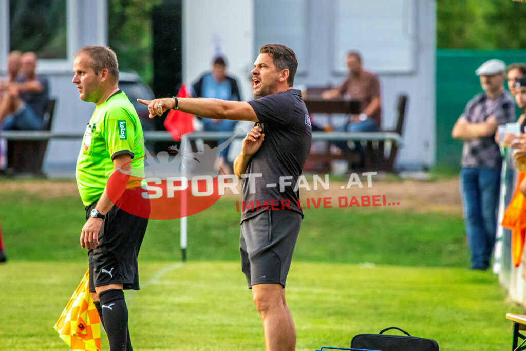 TSV Grafenstein - SK Maria Saal | Assistant Referee Karl Heinz Duller Stefan Weitensfelder (Trainer TSV Grafenstein) TSV Grafenstein - SK Maria Saal am 02.08.2022 in Grafenstein
(Sportplatz), AUSTRIA, (Photo by Ernst Krawagner sport-fan.at),  - Realisiert mit Pictrs.com