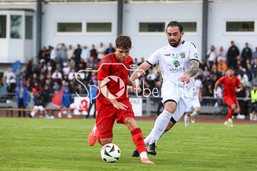SSV Dillingen - FC Bayern Amateure | im Duell Maximilian WAGNER (FCB #9) und Berat KASUMI (SSV #6)