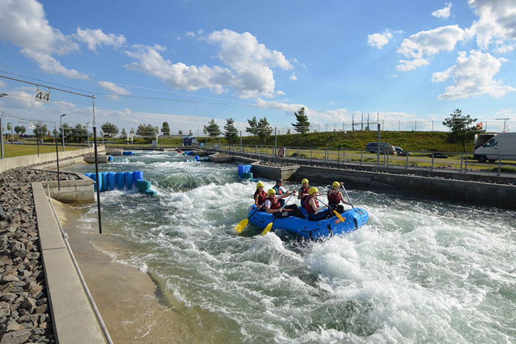 Foto: Leipzig - Markkleeberger See - Wildwasser Rafting im Kanupark Markkleeberg | Das Team hinter BILDLEXIKON LEIPZIG bündelt historische wie aktuelle Informationen über die Stadt Leipzig in Text und Bild auf einer Plattform und stellt diese der interessierten Öffentlichkeit zur Verfügung.