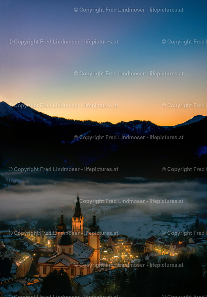Mariazell Basilika Adventmarkt Abend Nebel 2013_Optimal Presse | Stitched Panorama - Realisiert mit Pictrs.com