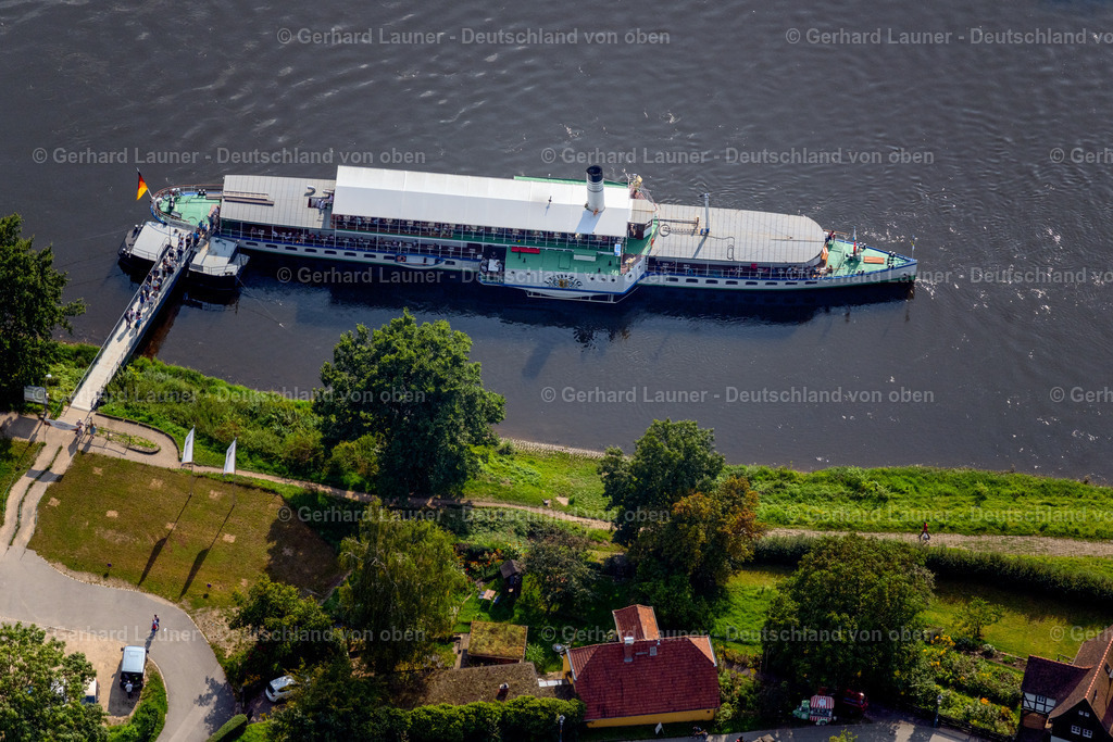 4060798 | DRESDEN 07.09.2021 Im Hafen ankerndes und festgemachtes Fährschiff "Sächsische Dampfschifffahrt" an der August-Böckstiegel-Straße - Söbrigener Straße im Ortsteil Pillnitz in Dresden im Bundesland Sachsen, Deutschland. Weiterführende Informationen bei: WEIßE FLOTTE SACHSEN GmbH. // Anchored and moored ferry in the harbor "Saechsische Dampfschifffahrt" on August-Boeckstiegel-Strasse - Soebrigener Strasse in the district Pillnitz in Dresden in the state Saxony, Germany. Further information at: WEIssE FLOTTE SACHSEN GmbH. Foto: Gerhard Launer