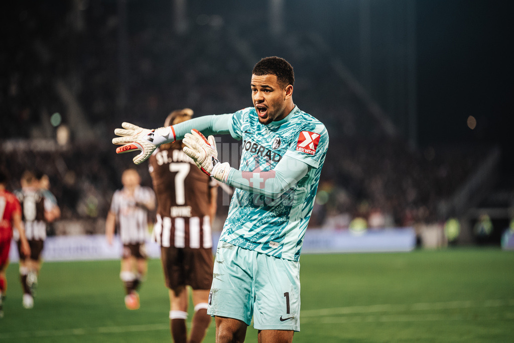 Fußball | Männer | Saison 2025/2026  | Fußball-Bundesliga | 27. Spieltag | FC St. Pauli vs. SC Freiburg | 22.04.2026 | Noah Atubolu (#1, SC Freiburg) gibt Anweisungen