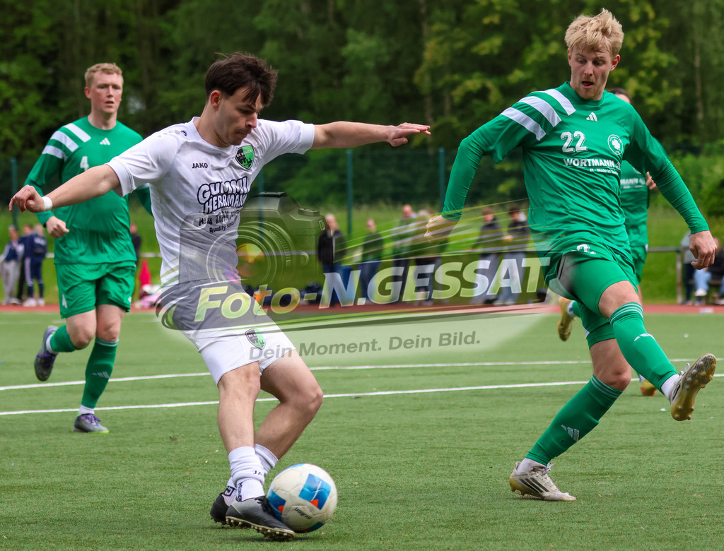 SC Bünde - TuS Tengern | Auf dem Bild zu sehen: weiß SC Bünde: Gentian Rexhepi ; grün TuS Tengern: Finn WieseSC Bünde, TuS Tengern, Saison 25/26, Bezirksliga, Hunnebrock, Deutschland - Realisiert mit Pictrs.com