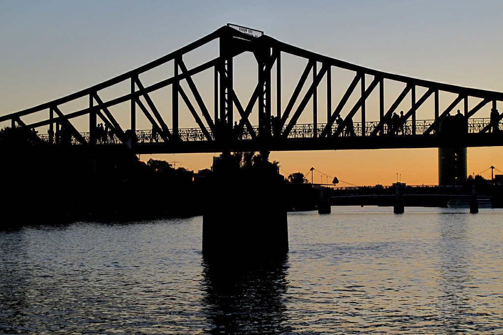 Brücke | Silhouette von Brücke mit Fußgängern - Realisiert mit Pictrs.com