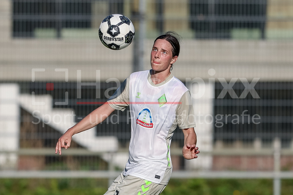 Fussball, DFB-Pokal Frauen, SC Victoria Hamburg - SV Werder Bremen | Lara Schmidt (SV Werder Bremen, 24) am Ball, Einzelbild, Aktion, Action, Spielszene, Portrait, Nahaufnahme, Einzelfoto, Einzelbild, DIE DFB-RICHTLINIEN UNTERSAGEN JEGLICHE NUTZUNG VON FOTOS ALS SEQUENZBILDER UND/ODER VIDEOÄHNLICHE FOTOSTRECKEN. DFB REGULATIONS PROHIBIT ANY USE OF PHOTOGRAPHS AS IMAGE SEQUENCES AND/OR QUASI-VIDEO.