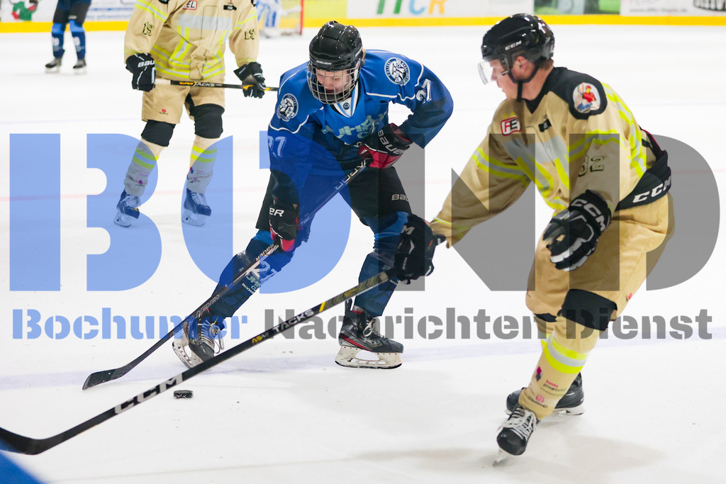 Benefiz-Eishockeyspiel der Polizei Bochum gegen die feuerwehr Duisburg {date} -  | {headline}



(Foto: Sebastian Sendlak / BOND)

 - Realisiert mit Pictrs.com