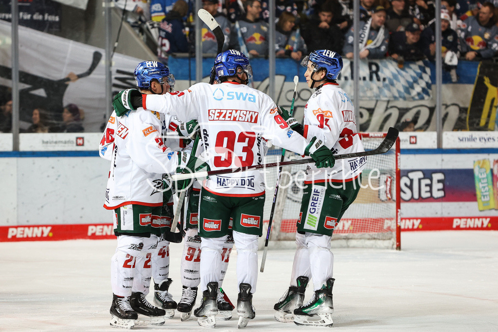 EHC München - Augsburger Panther | Freude bei Jere KARIJALAINEN (AEV #21) nach seinem Tor zum 2-4 im Powerplay / Jubel / Torschuezte /