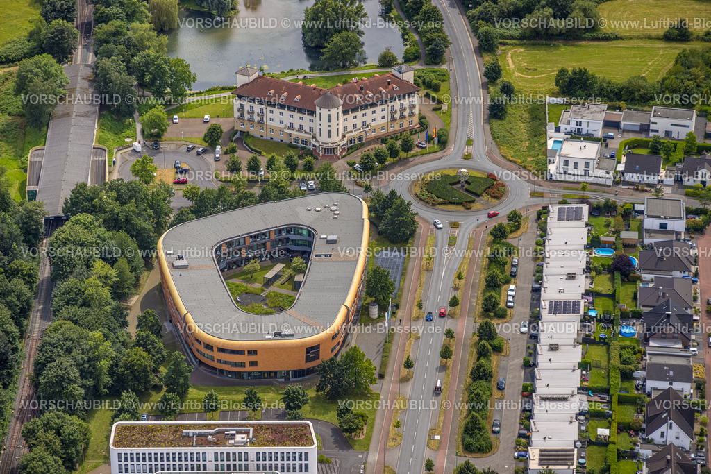 Duisburg240704265-Sued | Luftbild, Duisburg-Süd, Kreisverkehr mit Infineon Technologies AG Duisburg Firmengebäude und Hotel Landhaus Milser, Huckingen, Duisburg, Ruhrgebiet, Nordrhein-Westfalen, Deutschland