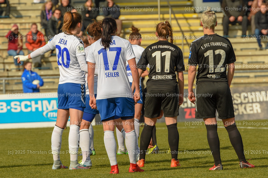 Fussball-BL Frauen 1. FFC Frankfurt vs. FF USV Jena | Lara Schmidt #20 (FF USV Jena), Lisa Seiler #17 (FF USV Jena), Kleinherne, Sophia #11 (1.FFC Frankfurt), Schmidt Sophie #12 (1.FFC Frankfurt); Fussball-BL Frauen 1. FFC Frankfurt vs. FF USV Jena, Fussball-Bundesliga Frauen am 25.03.2018 im Stadion am Brentanobad in Frankfurt/Main, (Deutschland) - Realisiert mit Pictrs.com