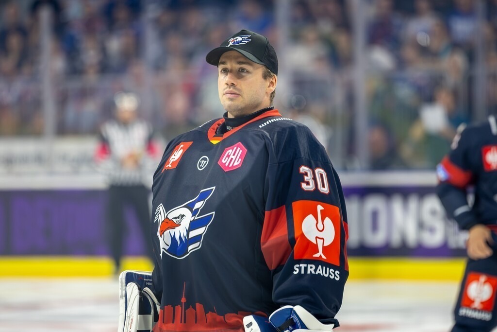 Adler Mannheim vs. Växjö Lakers, Mannheim, Germany | (Mannheim, Germany, 26/09/04) CHL (Champions Hockey League) 2026/27, Match day one:Adler Mannheim (Germany) vs. Växjö Lakers (Sweden) / Jake Hildebrand (30, Mannheim) before the game - Realisiert mit Pictrs.com