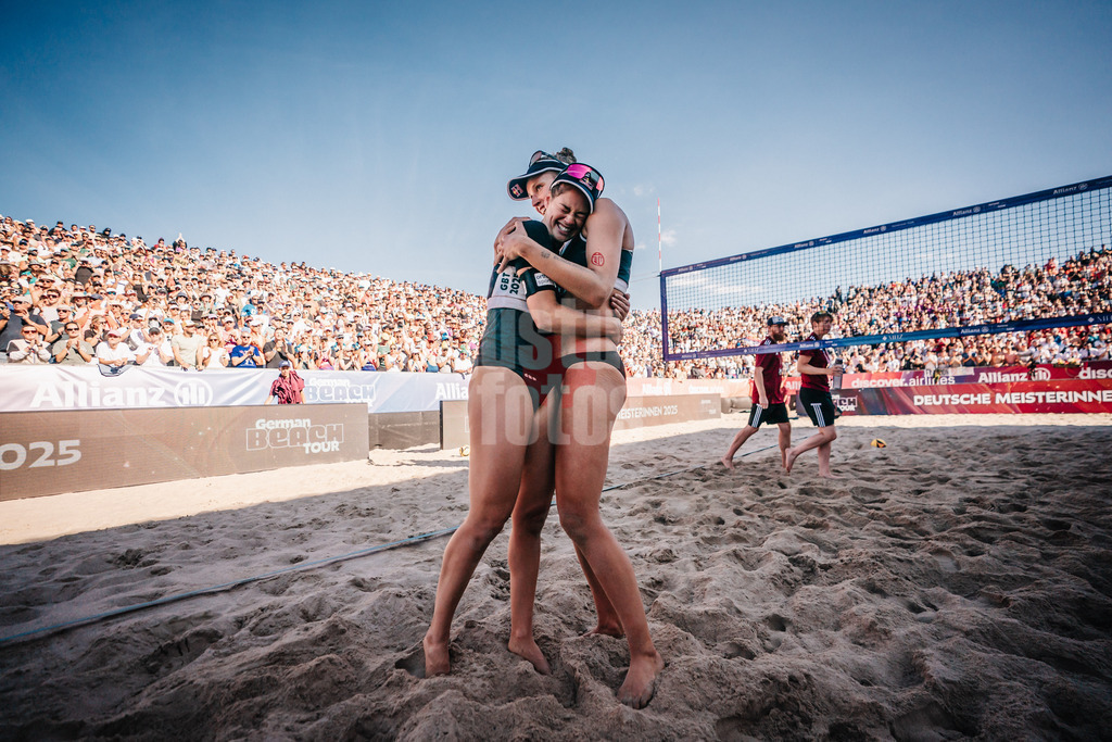 Beachvolleyball | Frauen | Finale |Deutsche Meisterschaften 2025 Timmendorfer Strand | 07.09.2025 | v.l. Cinja Tillmann und Svenja Müller jubeln nach dem Sieg im Finale der Deutschen Meisterschaft