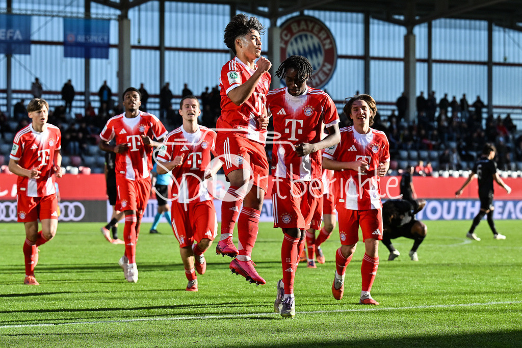 FC Bayern München U19 - Sporting Lissabon U19 | MUNICH, GERMANY - 09. DECEMBER: Jubel der Bayern nach dem Treffer zum 2-0 durch Maycon CARDOZO (FC Bayern München 7) / Tor / Torschuetze / Freude / Happy während dem Match zwischen der U19 des FC Bayern München und der U19 von Sporting Lissabon am 6. Spieltag der UEFA Youth League Ligaphase am FC Bayern Campus
