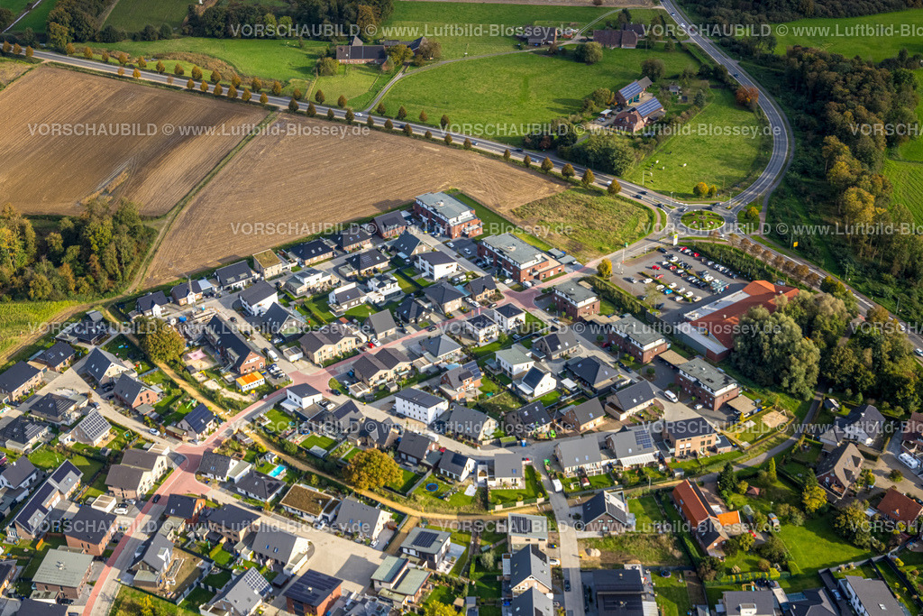 Isselburg241010165 | Luftbild, Einfamilienhaus Wohnsiedlung Linders Feld am Kreisverkehr, Lidl Supermarkt, Baumallee Hahnerfeld, Anholt, Isselburg, Niederrhein, Nordrhein-Westfalen, Deutschland