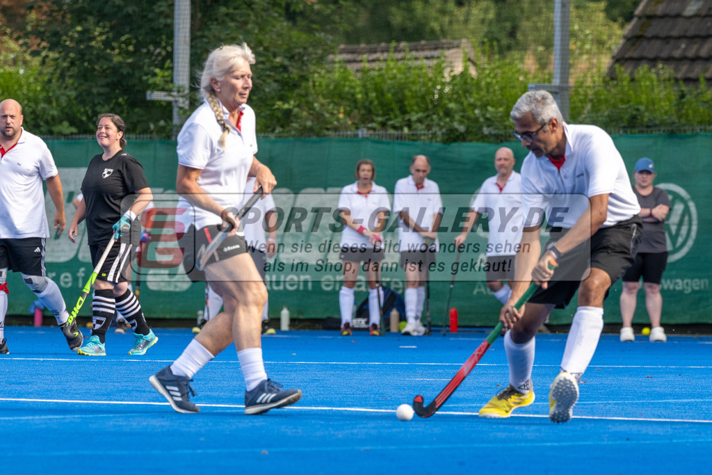 SFE_20240817_0117 | Krefeld, Deutschland, 17.08.2024:  European Cup for Recreational Hockey Players im KTHC Stadion Rot-Weiss Köln Tennis and Hockey Club am 17.08.2024 in Krefeld, Deutschland. (Foto von Stephan Fehrmann)Krefeld, Germany, 17.08.2024: European Cup for Recreational Hockey Players in KTHC Stadion Rot-Weiss Köln Tennis and Hockey Club at 17.08.2024 in Krefeld, Deutschland. (Foto from Stephan Fehrmann)