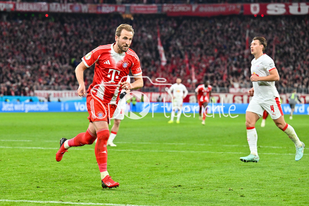 FC Bayern München - RB Leipzig | MUNICH, GERMANY - 11. FEBRUARY: Jubel der Bayern nach dem Treffer zum 1-0 durch Harry KANE (FC Bayern Munich 9) / Tor / Torschuetze / Freude / Happy während dem Spiel zwischen dem FC Bayern München und RB Leipzig beim Viertelfinale des DFB-Pokales in der Allianz Arena