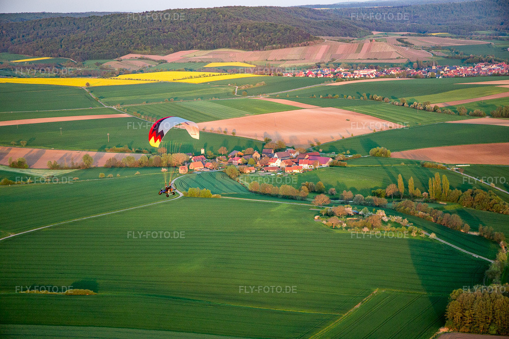 Luftbild: Gleitschirm über dem Ort im Ortsteil Wiebelsberg in Oberschwarzach im Bundesland Bayern in Deutschland. Foto: IMG_088126.jpg vom 06.05.2016 durch Werner Riehm/FLY-FOTO.de
