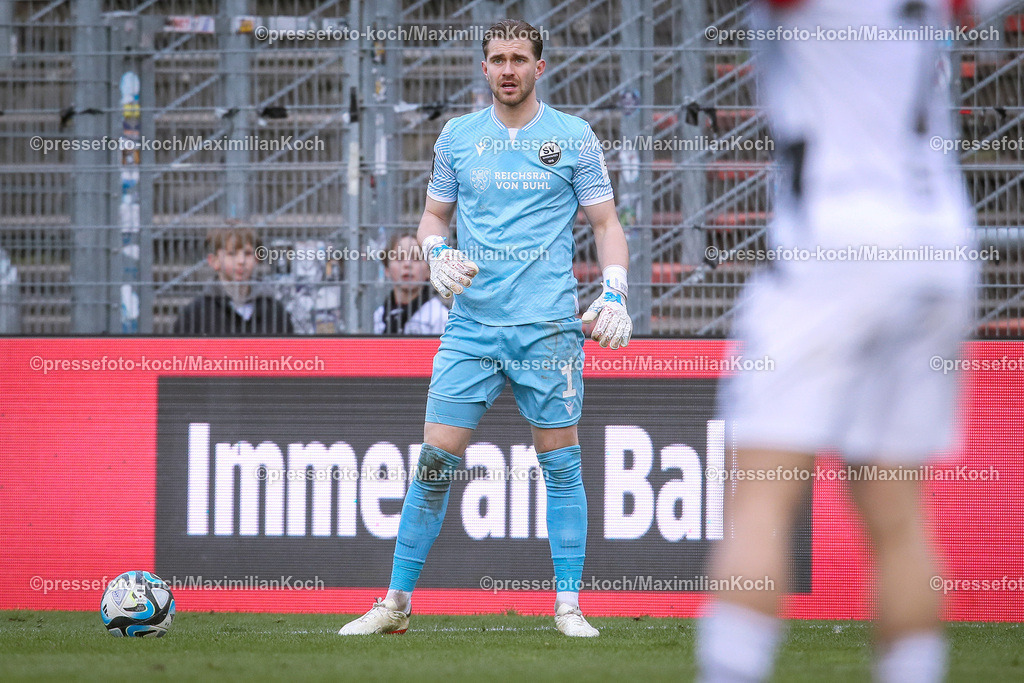 Koe3Liga24022402098 | 24.02.2024, Köln, Fußball, bwin 3. Liga Herren, Sportpark Höhenberg, 27. Spieltag, Saison 2023 2024, FC Viktoria Köln – SV Sandhausen: Torhüter Nikolai Rehnen (SV Sandhausen) spielt weit weg vom Tor den Freistoß. 
DFB regulations prohibit any use of photographs as image sequences and or quasi-video.