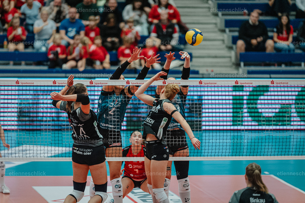 Dresdner SC - Binder Blaubären TSV Flacht, DEKRA 1. Bundesliga Frauen, Volleyball | Im Bild: v.l. Anni Tändler (14, Binder Blaubären TSV Flacht), Raeven Chase (2, Dresdner SC), Gesa Brandstrup (1, Binder Blaubären TSV Flacht)24.10.2026, Dresdner SC -  Binder Blaubären TSV Flacht, DEKRA 1. Bundesliga Frauen, Volleyball, Deutschland, Dresden, Cyberport Arena