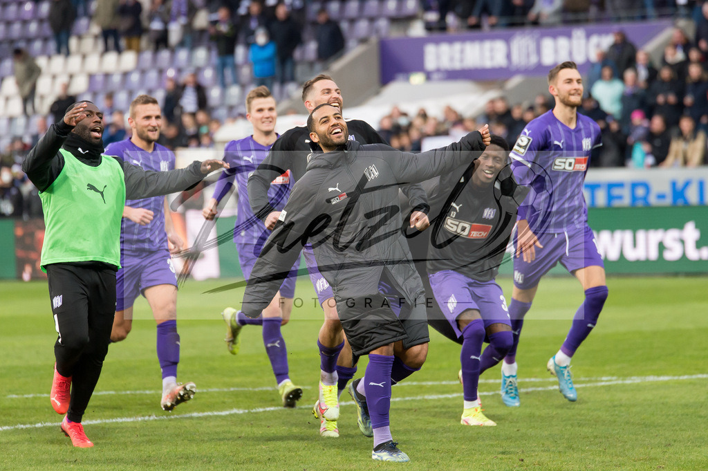 OSNTSV20211106_159 | Fussball, Herren: . Spieler vom VfL Osnabrueck Schlussjubel, jubelt nach dem 3:1 Sieg bei dem Spiel der 3. Liga zwischen VfL Osnabrueck und TSV 1860 Muenchen im Stadion an der Bremer Bruecke am 06.11.2021 in Osnanbrueck, Deutschland.DFB / DFL REGULATIONS PROHIBIT ANY USE OF PHOTOGRAPHS AS IMAGE SEQUENCES AND/OR QUASI-VIDEO. - Realisiert mit Pictrs.com