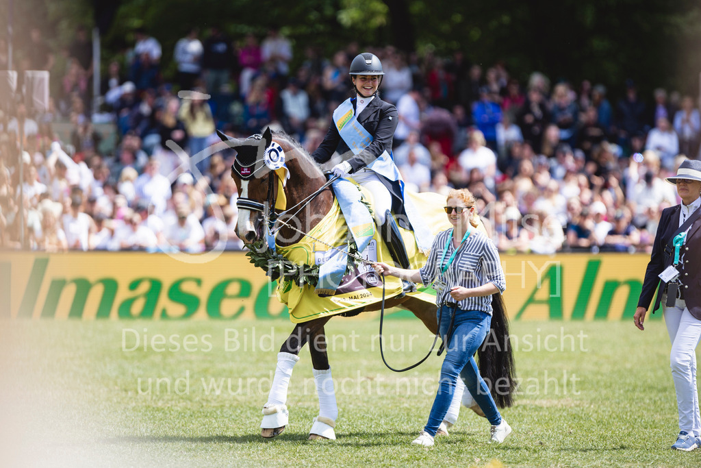 240512_Hamburg_Dressur-Derby-106 | Deine schönsten Turniermomente als professionelle Fotos! Entdecke hochwertige Pferdesport-Fotografie im Online-Shop. Jetzt Fotos finden & bestellen!