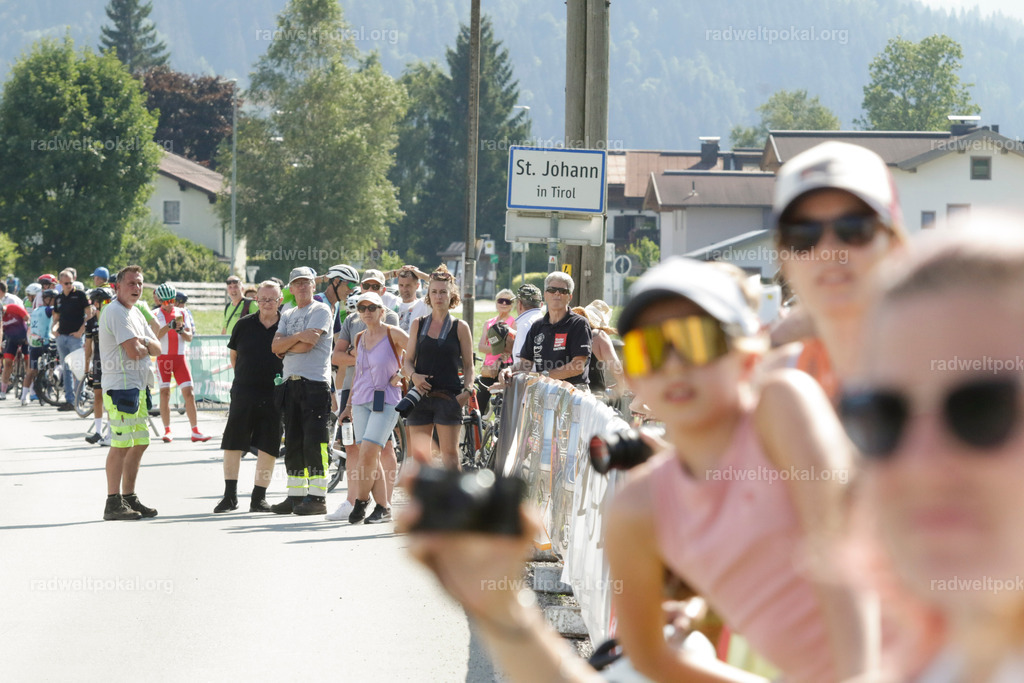 1115_20230817_Bewerb_Maenner_Muehlanger | AUT - OESTERREICH, 2023-08-16: SPORT RENNRAD-FAHREN - 55. INTERNATIONALER RADWELTPOKAL IN ST. JOHANN IN TIROL  - Vintage-Radrennen mit WM-Bronze-Medaillen-Siegerin Christina Schweinberger, den Teilnehmer und Alexander Baumann (vom Orginastions-Team) - TAG 2 BEWERB MAENNER IN SECHS GRUPPEN  ; Foto: Roland Muehlanger