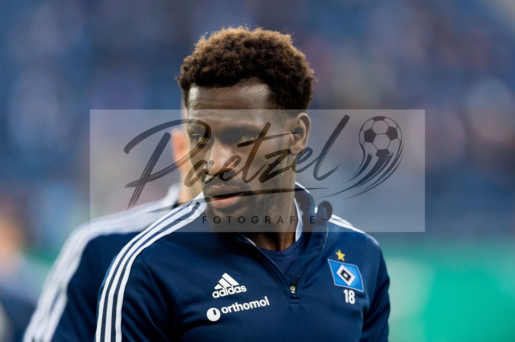 HSVSCF20220419_269 | Fussball, Herren: Bakery Jatta (Hamburger SV) schaut beim DFB-Pokal-Halbfinalspiel zwischen Hamburger SV und SC Freiburg im Volksparkstadion am 19.04.2022 in Hamburg, Deutschland.DFB / DFL REGULATIONS PROHIBIT ANY USE OF PHOTOGRAPHS AS IMAGE SEQUENCES AND/OR QUASI-VIDEO. - Realisiert mit Pictrs.com