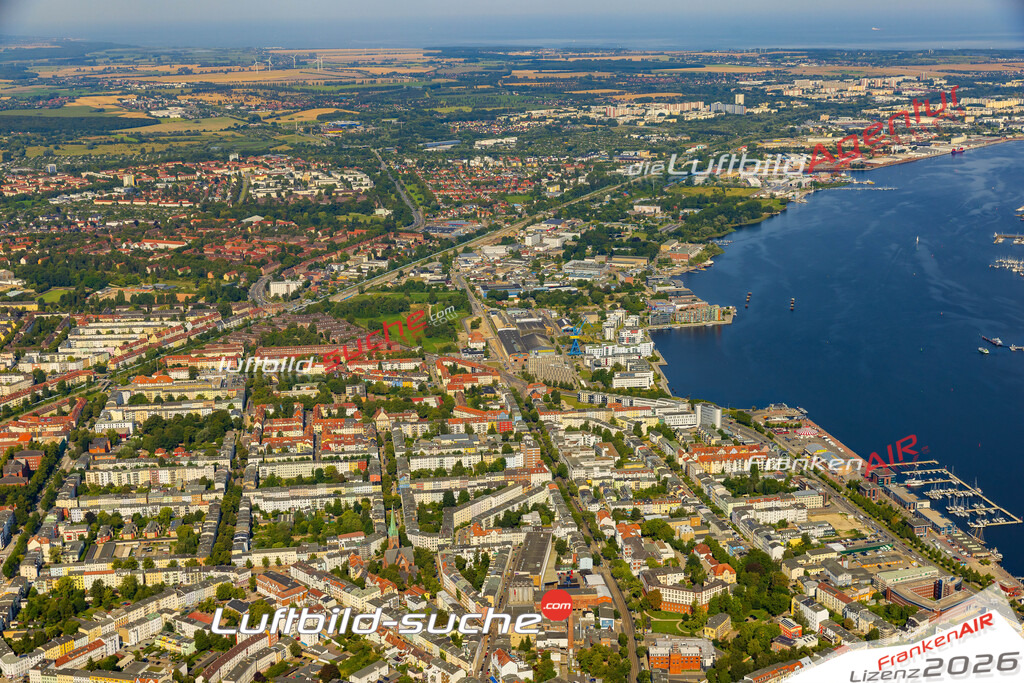 Klassische Luftaufnahme ohne Drohne zeigt:Kröpeliner-Tor-Vorstadt bei Rostock - Die Luftbildaufnahme wurde 2025 vom UL-Flugzeug heraus erstellt ( keine Drohnenaufnahme ) - Hochauflösende Luftaufnahme -Nicht vergleichbar mit Google Maps oder Satelittenbilder- Die Geschenkidee !Mit Lizenz und Bildrechte bestellbar