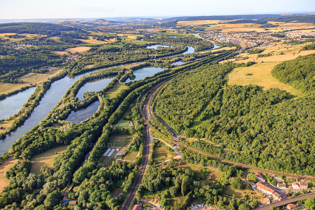 Vue aérienne: Les étangs à Arnaville à Arnaville dans le département Meurthe et Moselle, France.Photo: IMG_083248.jpg prise le 12/07/2015 par Werner Riehm/FLY-FOTO.euRésolution de l'original: 5472 x 3648 px