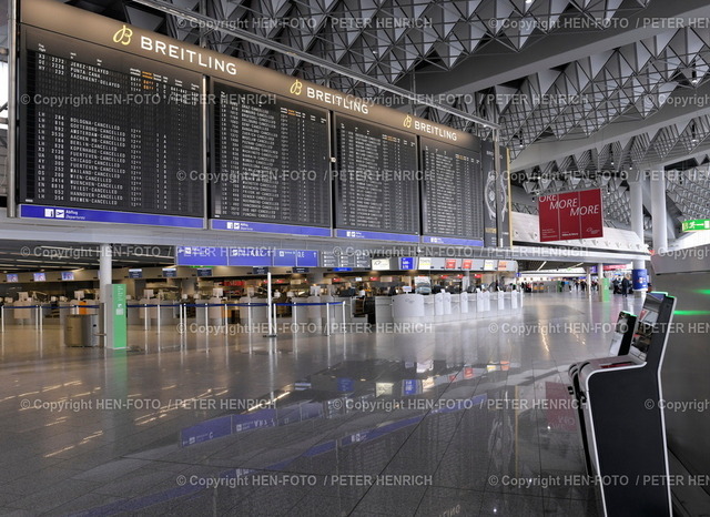 Großstreik am Montag - Deutschland steht still | 27.03.2023 Impressionen Eindrücke Flughafen Rhein Main Frankfurt Südhessen ganztägiger ver.di Warnstreik Grossstreik VERDI und EVG kein Flugverkehr keine Starts Landungen Reisenden Anzeigetafel Flüge cancelled annulliert Terminal 1 (Foto: Peter Henrich) - Realisiert mit Pictrs.com