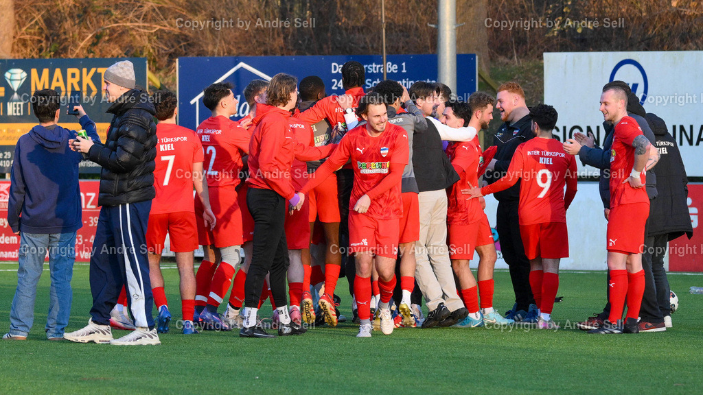 Inter Türkspor Kiel vs. MTSV Hohenwestedt | Jubel über das 1-0 durch Phil Baumgarn (Inter #13) / Fußball-Oberliga Männer 2025/2026 / Inter Türkspor Kiel vs. MTSV Hohenwestedt / Hans-Mohr-Sportplatz / Kiel / 22.03.26 - Realisiert mit Pictrs.com