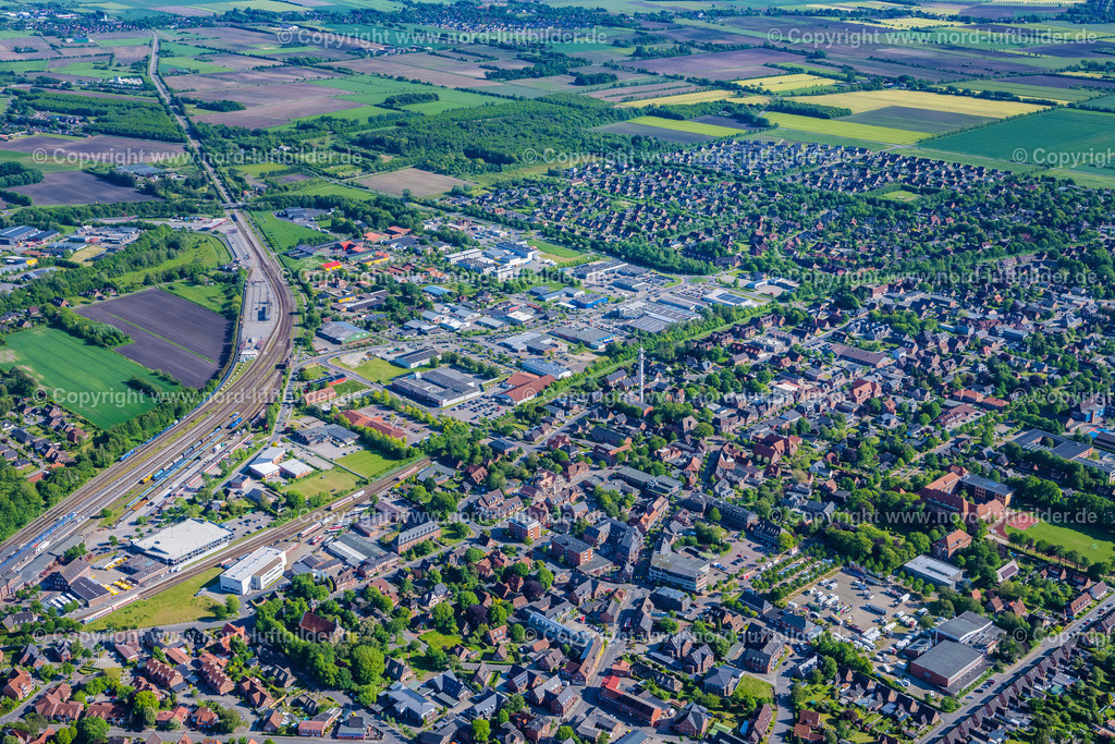 Niebüll_ELS_0320300523 | NIEBüLL 30.05.2023 Stadtgebiet mit Außenbezirken und Innenstadtbereich in Niebüll Nordfriesland im Bundesland Schleswig-Holstein, Deutschland. // City area with outside districts and inner city area in Niebuell North Friesland in the state Schleswig-Holstein, Germany. Foto: Martin Elsen