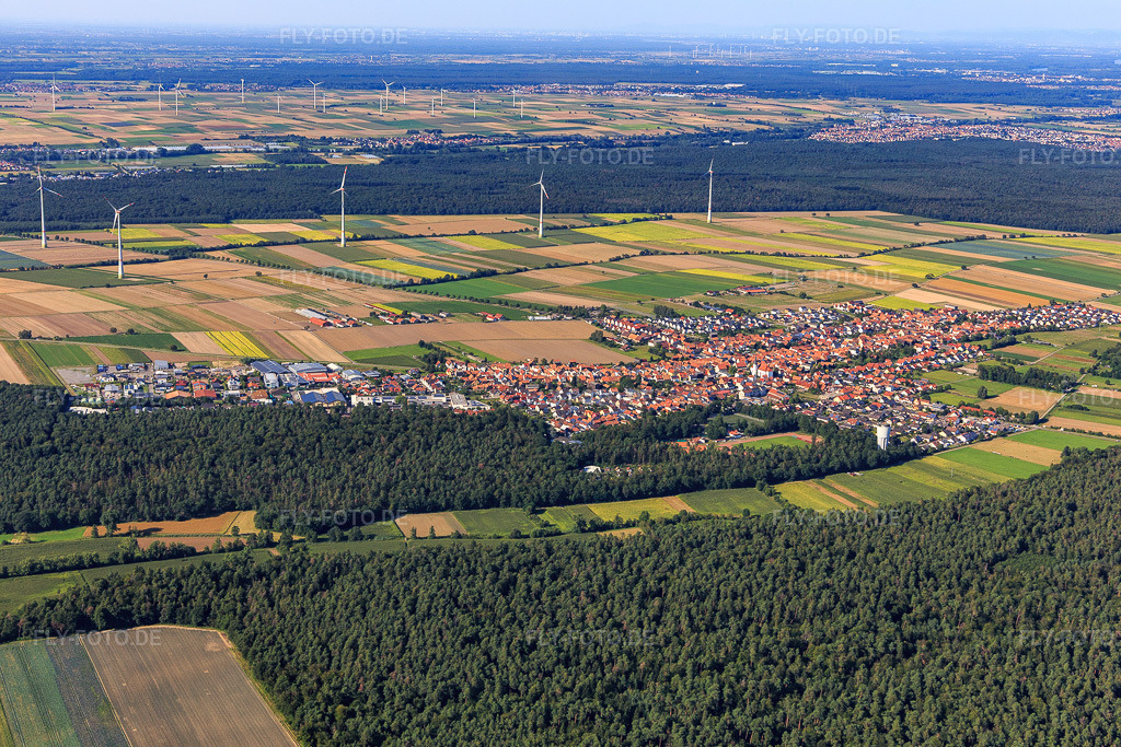 Luftbild: Ortsansicht von Süden in Hatzenbühl im Bundesland Rheinland-Pfalz in Deutschland. Foto: IMG_128372.jpg vom 12.08.2021 durch Werner Riehm/FLY-FOTO.de