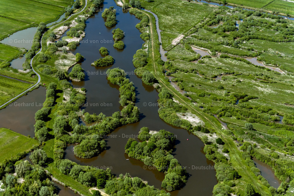 4029892 | Naturschutzgebiet, Ochtum bei Grolland, BREMEN 01.06.2020 Uferbereiche und überschwemmte Flutungswiesen durch Hochwasser- Pegel führendes Flußbett Ochtum an der Straße Hoveweg (Mittelshuchting) im Ortsteil Mittelshuchting in Bremen, Deutschland. // Riparian areas and flooded flood meadows due to a river bed leading to flood levels Ochtum on street Hoveweg (Mittelshuchting) in the district Mittelshuchting in Bremen, Germany. Foto: Gerhard Launer
