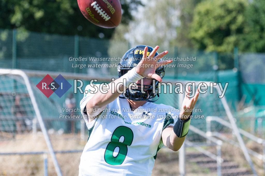 American Football, Saison 2022, Regionalliga Nord, Hamburg Blue Devils - Oldenburg Knights, Dr.-Hermann-Schnell-Sportplatz (Hamburg), 06.08.2022, 07. Gameweek | Murdock Rutledge (#8, Oldenburg, Quarterback) wärmt sich an der Sideline auf.