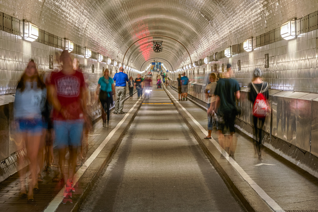 St.-Pauli-Elbtunnel | St.-Pauli-Elbtunnel in Hamburg, auch Alter Elbtunnel genannt. Er wurde 1911 eröffnet und ist rund 426 Meter lang. Durch eine längere Belichtungszeit der Aufnahme erhalten die Passanten eine dynamische Wirkung. - Realisiert mit Pictrs.com