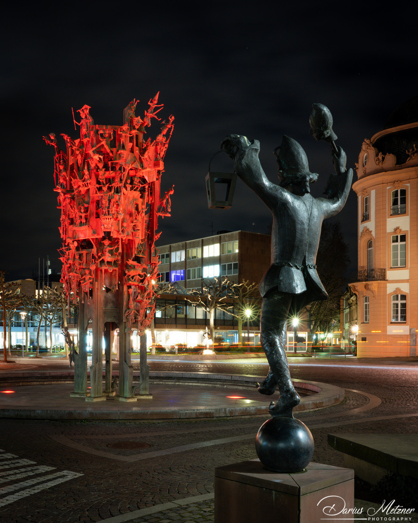 Der Fastnachtsbrunnen in Mainz | Der Fastnachtsbrunnen in Mainz in der Nacht in rot beleuchtet