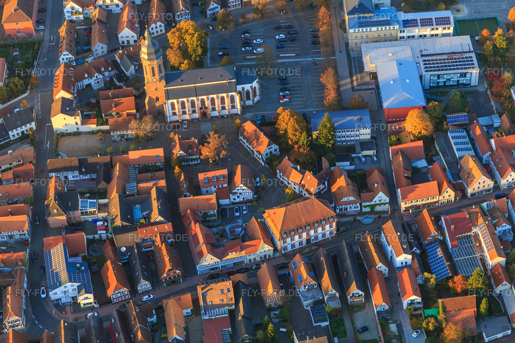 Luftbild: Plätzel, St. Georgskirche, Stadthalle und Grundschule am Marktplatz von Süden in Kandel im Bundesland Rheinland-Pfalz in Deutschland. Foto: IMG_095846.jpg vom 30.10.2016 durch Werner Riehm/FLY-FOTO.de
