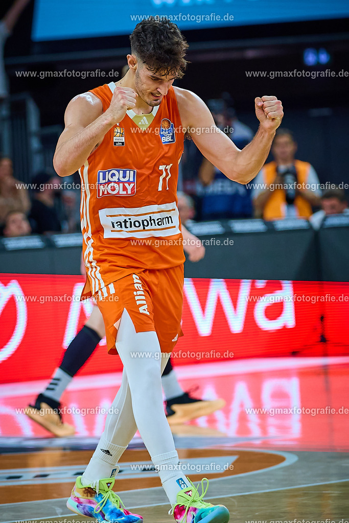 GER, ratiopharm ulm gegen FC Bayern, Basketball, 2. PlayOff, Finale, EasyCredit Bundesliga, Spielzeit 2024/2025, 18.06.2025 | Freude, Jubel von Ben Saraf (ratiopharm ulm, #77)GER, ratiopharm ulm gegen FC Bayern, Basketball, 2. PlayOff, Finale, EasyCredit Bundesliga, Spielzeit 2024/2025, 18.06.2025Foto: Eibner-Pressefoto/Gerald Oelze-de Stoppany