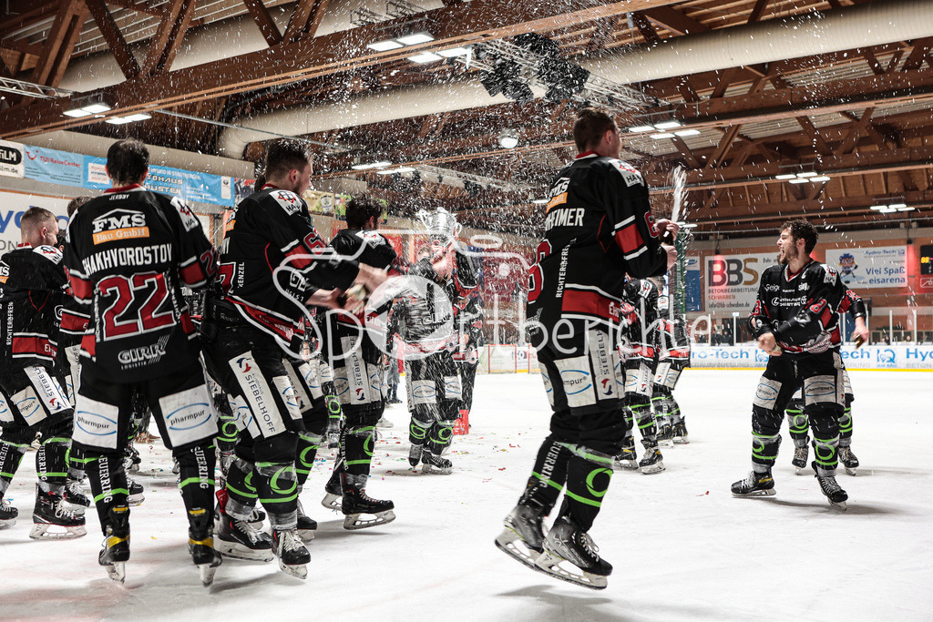 EHC Königsbrunn - TEV Miesbach | Grenzenloer Jubel beim EHC Koenigsbrunn nach dem Gewinn der Bayerliga Meisterschaft im Spiel 3 der Playoffserie gegen den TEV Miesbach / Jubel / Freude / Siegerfoto