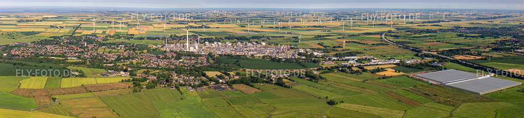 Panorama Perspektive der Raffinerie- Anlagen und Leitungssysteme auf dem Werksgelände des Mineralöl- Produzenten Raffinerie Heide GmbH. Die nördlichste Raffinerie gehört zu den modernsten Anlagen in Europa | Luftbild: Panorama Perspektive der Raffinerie- Anlagen und Leitungssysteme auf dem Werksgelände des Mineralöl- Produzenten Raffinerie Heide GmbH. Die nördlichste Raffinerie gehört zu den modernsten Anlagen in Europa in Hemmingstedt im Bundesland Schleswig-Holstein in Deutschland. Foto: IMG_0007137.jpg vom 11.07.2021 durch Werner Riehm/FLY-FOTO.de - Realisiert mit Pictrs.com
