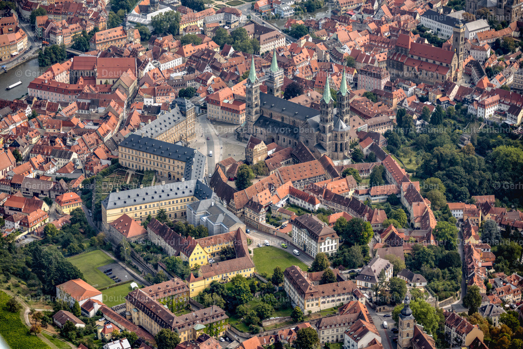 4060168 | BAMBERG 07.09.2021 Platz- Ensemble Domplatz mit Dom und neuer Residenz im Altstadtbereich und Innenstadtzentrum von Bamberg im Bundesland Bayern, Deutschland. // Ensemble space  with cathedral and new residence in the inner city center in Bamberg in the state Bavaria, Germany. Foto: Gerhard Launer