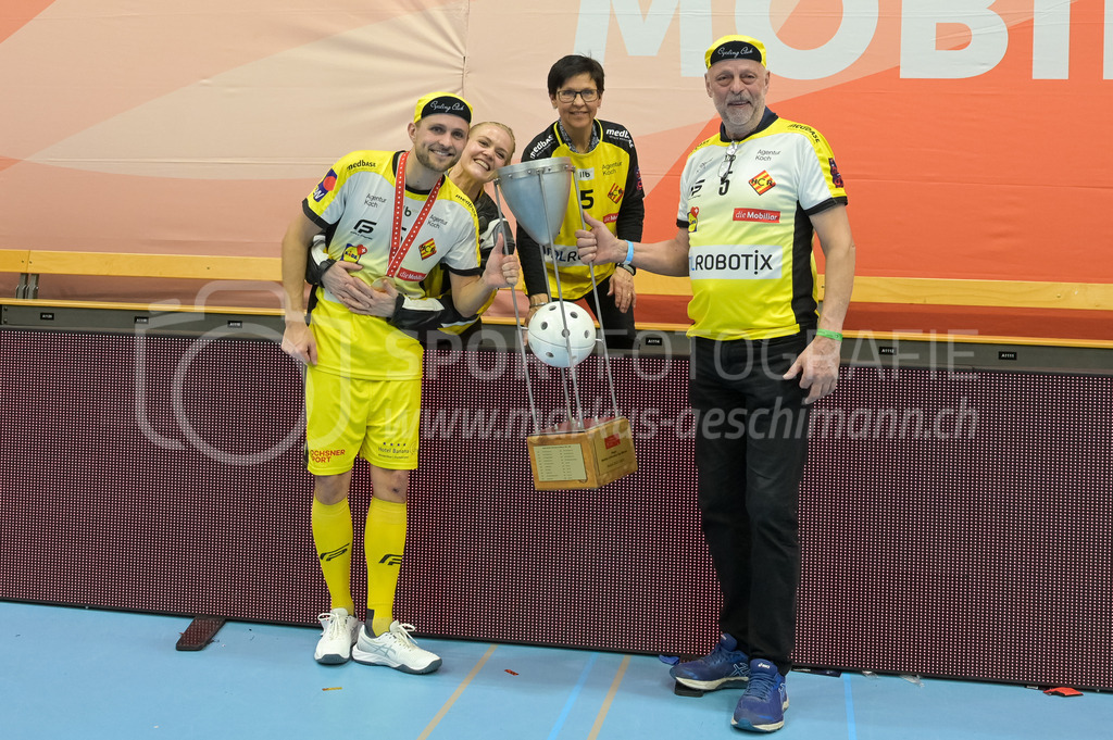 Zug United vs HC Rychenberg - 22. February 2025 | Zug United vs HC RychenbergSporthalle Wankdorf, BernJohan Larsson (#5 HC Rychenberg Winterthur) mit Familie und Pokal.Bild: Sportfotografie Markus Aeschimann | www.markus-aeschimann.ch - Realisiert mit Pictrs.com