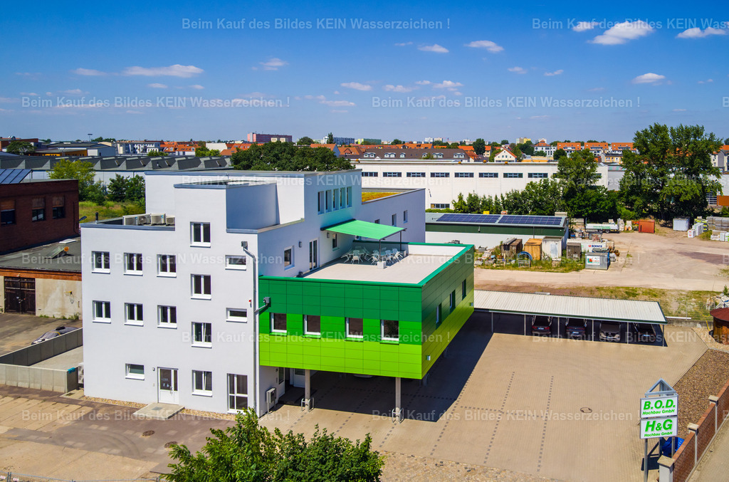 Magdeburg BOD Hochbau Firmensitz-0006 | Blick aus der Luft auf einen Standort der BOD, eines Bauunternehmens aus Sachsen-Anhalt. Die Aufnahme zeigt den Unternehmensstandort als Teil der professionellen Dokumentation von Bauprojekten und Firmenstandorten.Für die BOD habe ich insgesamt rund 20 Standorte ihrer Bauprojekte in ganz Sachsen-Anhalt fotografisch dokumentiert. Dabei entstanden unterschiedliche Aufnahmen aus der Luft, die den jeweiligen Standort, das Bauvorhaben und dessen Umfeld festhalten.Eine solche Dokumentation kann über die reine Unternehmensfotografie hinausgehen: Die Bilder zeigen den Baufortschritt, dokumentieren einzelne Projekte und schaffen zugleich hochwertiges Bildmaterial für die Kommunikation eines Bauunternehmens.Das Beispiel steht damit stellvertretend für einen größeren Auftrag und zeigt, wie sich eine Vielzahl von Bauprojekten über eine ganze Region hinweg fotografisch begleiten und einheitlich dokumentieren lässt. - Realisiert mit Pictrs.com