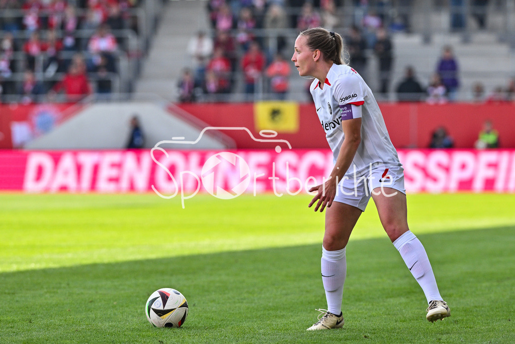FC Bayern München - SC Freiburg | am Ball Lisa KARL (SC Freiburg Frauen 2) / Einzelfoto / Freisteller / Frauen Bundesliga: FC Bayern Muenchen - SC Freiburg, FC Bayern Campus am 27.04.2025