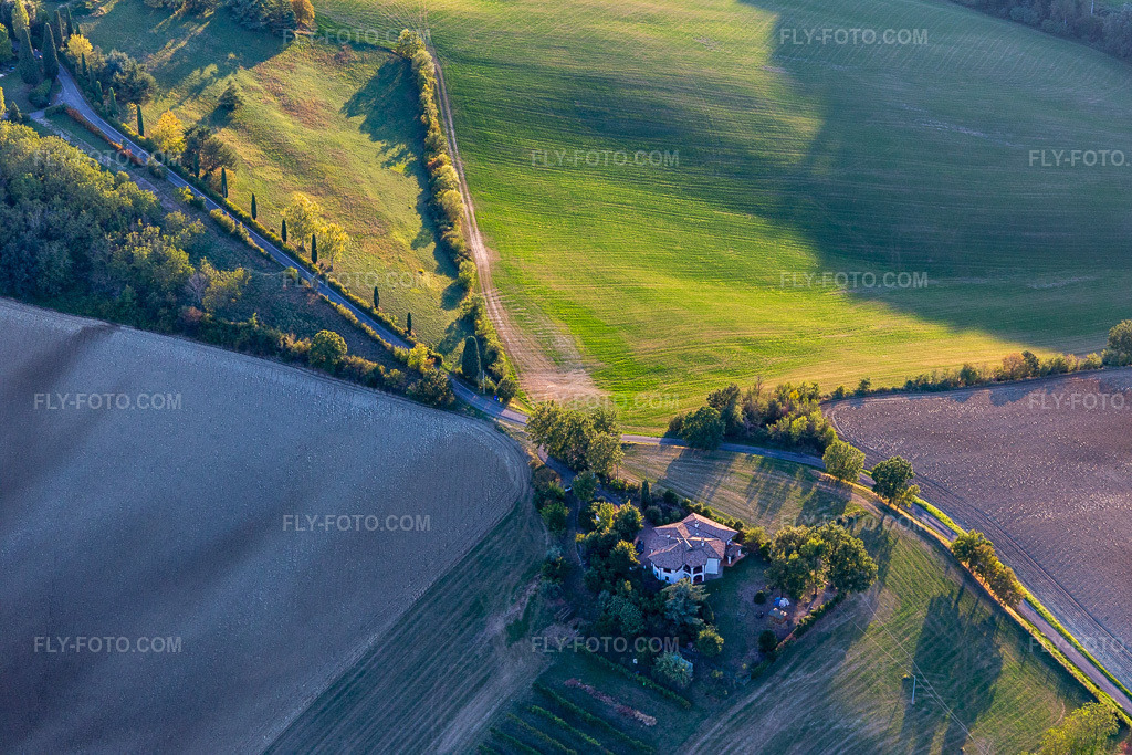 Aerial view: Albinea in Albinea in the state Reggio Emilia, Italy. – Photo: IMG_134723.jpg taken on 09/19/2022 by Werner Riehm/FLY-FOTO.com – Resolution of the original: 5070 x 3380 px