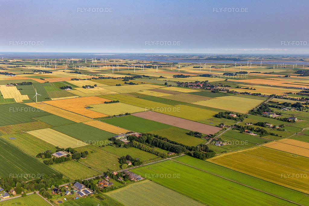 Luftbild: Windparks vor der Eidermündung in Neuenkirchen im Bundesland Schleswig-Holstein in Deutschland. Foto: IMG_0007153.jpg vom 11.07.2021 durch Werner Riehm/FLY-FOTO.de