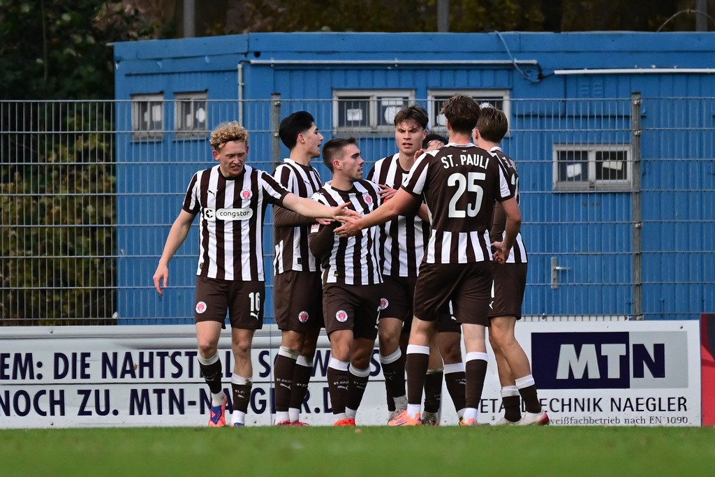 Fußball I Herren I Saison 2025-2026 I Regionalliga Nord I 21. Spieltag I FC St. Pauli II - VfB Lübeck | Jubel, Begeisterung, Enthusiasmus, Euphorie, Freude, Glücksgefühl, Heiterkeit bei: FC St. Pauli II nach dem Ausgleich zum 1:1 - Realisiert mit Pictrs.com